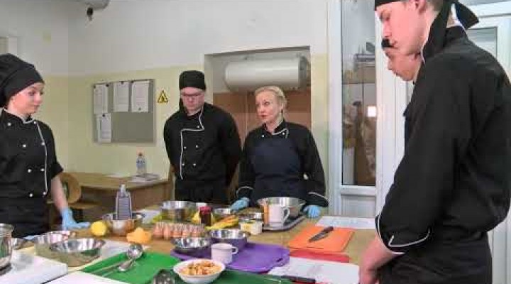 “100 recepšu Latvijas simtgadei”. Gatavo studenti.